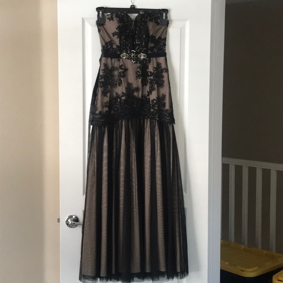 Gown - Picture 2 of 8